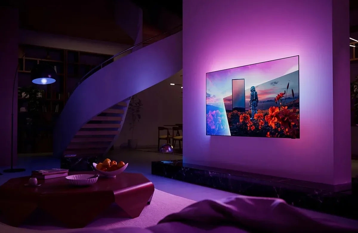 OLED-Fernseher Philips 55OLED811/12 mit 55 Zoll (139 cm) und 3-seitigem Ambilight – Bild 1 von 6