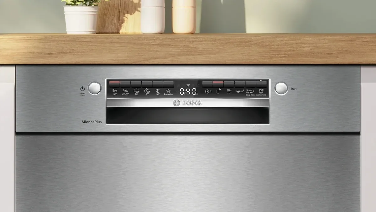 Unterbau-Geschirrspüler Bosch SMU4ECS32E Serie 4 mit 9,0 l Wasserverbrauch und Besteckschublade